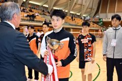 男子団体戦の準優勝杯を受け取る埼玉栄の澤田修志（金野和彦撮影）