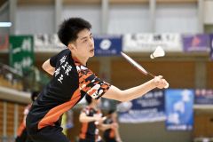 【男子団体戦決勝・埼玉栄―ふたば未来学園】ダブルス戦の第１ゲームで、果敢に打ち合う埼玉栄の澤田修志（金野和彦撮影）