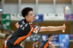 【男子団体戦決勝・埼玉栄―ふたば未来学園】ダブルス戦の第１ゲームで、果敢に打ち合う埼玉栄の澤田修志（金野和彦撮影）