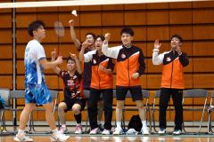 男子団体戦決勝で、チームメイトを応援する埼玉栄の澤田修志（右から２人目）＝金野和彦撮影