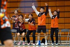 男子団体戦決勝で、チームメイトを応援する埼玉栄の澤田修志（右から２人目）＝金野和彦撮影
