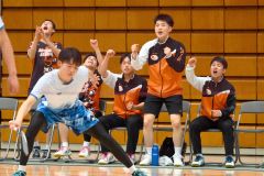 男子団体戦決勝で、チームメイトを応援する埼玉栄の澤田修志（右から２人目）＝金野和彦撮影