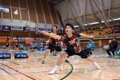 【男子団体戦決勝・埼玉栄―ふたば未来学園】ダブルス戦の第２ゲームで、激しく打ち合う埼玉栄の澤田修志（手前）＝金野和彦撮影