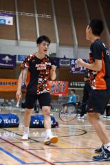 【男子団体戦決勝・埼玉栄―ふたば未来学園】ダブルス戦の第２ゲームでポイントを奪い拳を握る埼玉栄の澤田修志（左）＝金野和彦撮影