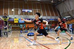 【男子団体戦決勝・埼玉栄―ふたば未来学園】ダブルス戦の第２ゲームで、激しく打ち合う埼玉栄の澤田修志（手前）＝金野和彦撮影