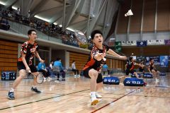 【男子団体戦決勝・埼玉栄―ふたば未来学園】ダブルス戦の第１ゲームで、激しく打ち合う埼玉栄の澤田修志（右）＝金野和彦撮影