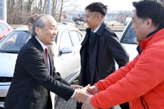 集まった有権者と握手を交わす小野氏（２５日午前８時５５分ごろ、須貝拓也撮影）