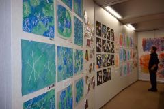 子どもたちの作品が並ぶ展示コーナー（２５日午後１２時半ごろ、帯広市図書館）