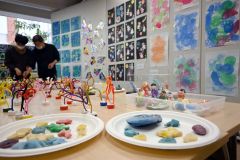 子どもの個性光るアート作品ずらり　「ぶりんぐ」と「ブリング」展示