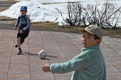 ボール遊びを楽しむ子ども(25日午前11時ごろ、緑ケ丘公園で。須貝拓也撮影)