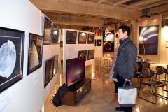 太陽や春の大三角、アトラス彗星や天の川など52点の力作を展示した写真展