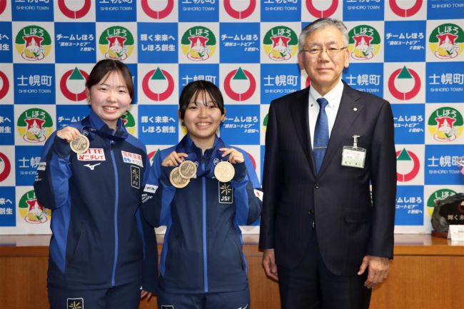 奥秋姉妹が世界ジュニア選手権での活躍報告　スピードスケート　故郷の士幌町に
