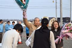 支援者からの花束を受け取る小野氏。右は妻の光子さん（須貝拓也撮影）