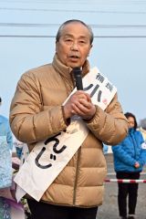 ３選を果たし、支援者の前であいさつをする小野氏（須貝拓也撮影）