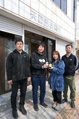 ＪＲ芽室駅前の空き店舗でビール醸造所を開設を目指すまちなか応援隊のメンバーたち。右から高橋理事、牛嶋理事、藤井信二理事、高道豊副理事長