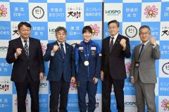 大樹町役場を訪れて成績を報告し、意気込みを語った堀川桃香選手（中央）。その右が黒川豊町長