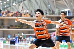 【男子ダブルス２回戦】第２ゲーム、シャトルを打ち返す埼玉栄の澤田修志（金野和彦撮影）