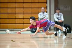 【男子シングルス】第２ゲームでシャトルに飛びつく帯大谷の木村友翔（金野和彦撮影）
