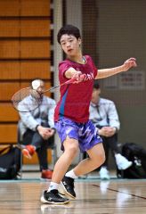 【男子シングルス１回戦】第２ゲーム、シャトルを打ち返す帯大谷の木村友翔（金野和彦撮影）