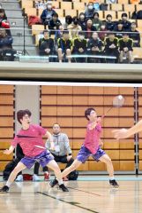 【男子ダブルス】第２ゲーム、スタンドのチームメイトの声援を受け奮闘する帯大谷の木村友翔（右）と竹村怜斗（金野和彦撮影）