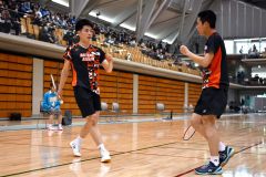 【男子ダブルス準々決勝】第１ゲーム、埼玉栄の澤田修志（左、金野和彦撮影）