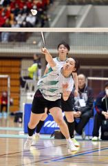 【女子ダブルス１回戦】第１ゲーム、旭川商の藤川千愛（金野和彦撮影）