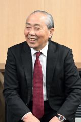 ３選を果たし、報道陣からのインタビューに答える小野氏（須貝拓也撮影）