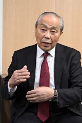 ３選を果たし、報道陣からのインタビューに答える小野氏（須貝拓也撮影）