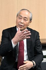 ３選を果たし、報道陣からのインタビューに答える小野氏（須貝拓也撮影）