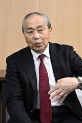 ３選を果たし、報道陣からのインタビューに答える小野氏（須貝拓也撮影）