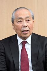 ３選を果たし、報道陣からのインタビューに答える小野氏（須貝拓也撮影）