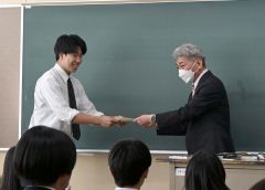 田口先生にプレゼントを手渡している生徒代表