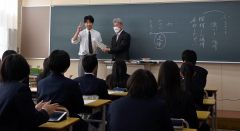 生徒代表からプレゼントを受け取る田口教諭