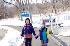 美空さんと手をつなぎ笑顔を見せる貫太さん（右）