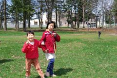 公園で美空さんと散歩する貫太さん（左）