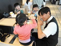 体験後、自分たちで作ったメニューを食べる子どもたち。仲田さんはこの取り組みで「お客さんとの距離が近くなった」と話す