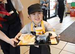 自分で作ったハンバーガーなどをトレーに乗せて客席に運ぶ。気分はすっかり店員さん