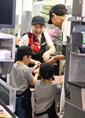 “カチカチ”に凍ったハンバーグを持つ子どもたち