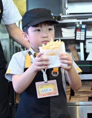 こぼさないようにフライドポテトを運ぶ