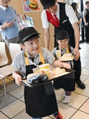 自分で作ったハンバーガーなどをトレーに乗せて店内に運ぶ