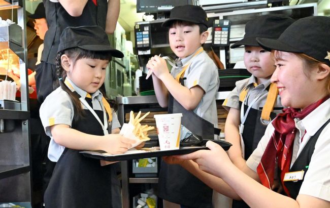 きょうは私が“マックの店員さん”！　年間約１３００人の子どもが楽しむお仕事体験