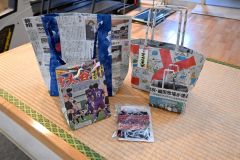 先着１００人にプレゼントされる「新聞バッグ」と「特製コースター」