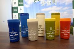 発売したタンブラー。ショートとロングタイプの７種類と取りそろえる