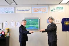 （左）広瀬教育長から表彰状を受け取る（右）神下教諭