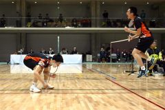 【個人戦男子ダブルス決勝】ファイナルゲーム、ふたば未来学園のペアからポイントを奪い、気迫を見せる埼玉栄の澤田修志（左）＝金野和彦撮影