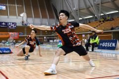 【個人戦男子ダブルス決勝】ファイナルゲーム、果敢にシャトルを打ち返す埼玉栄の澤田修志（金野和彦撮影）