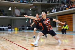 【個人戦男子ダブルス決勝】ファイナルゲーム、果敢にシャトルを打ち返す埼玉栄の澤田修志（金野和彦撮影）