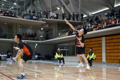 【個人戦男子ダブルス決勝】ファイナルゲーム、スマッシュを打つ埼玉栄の澤田修志（右）＝金野和彦撮影