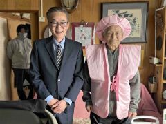 １００歳の松本さん、植田さんに記念品　鹿追町