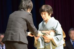 文化奨励賞の小野田さん（右）